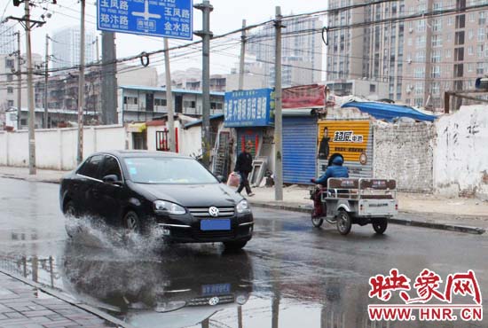 機(jī)動(dòng)車路過(guò)，濺起一米多高的水花