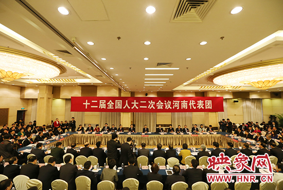 3月5日下午，第十二屆全國(guó)人代會(huì)河南代表團(tuán)召開(kāi)全體會(huì)議，議論政府工作報(bào)告。
