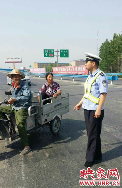 為抄近道走親戚，開(kāi)封老漢騎電動(dòng)三輪車上高速。