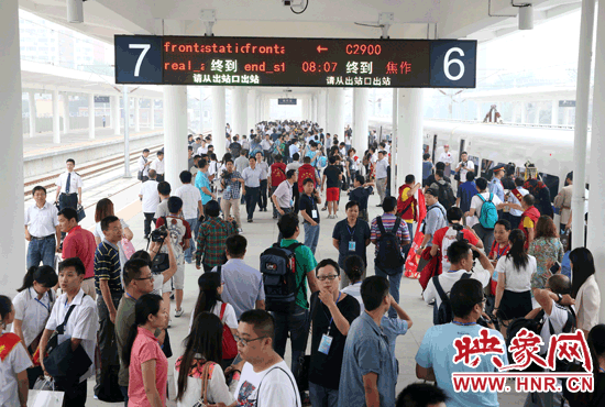 自6月25日鄭焦城際鐵路開通以來，客流量遠遠超出預期。