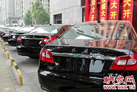 路邊一棟樓上懸掛著二三十條紅色條幅，全部是祝賀一家公司開業(yè)的。
