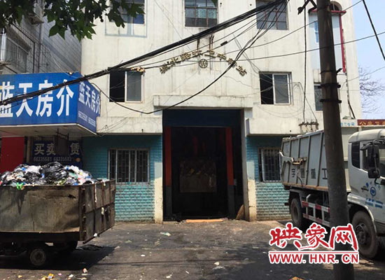 城北路環(huán)衛(wèi)中轉(zhuǎn)站門前的垃圾車裝滿了生活垃圾，腐臭味撲面而來