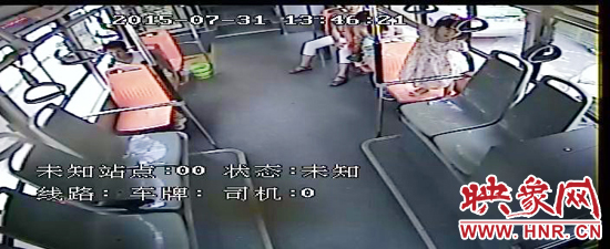家長放任小孩在車廂內玩耍，甚至站到座椅上。