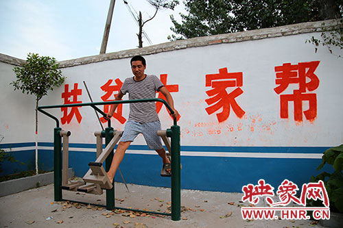 張國敬堅(jiān)持在村中的文化廣場上做著恢復(fù)性鍛煉。