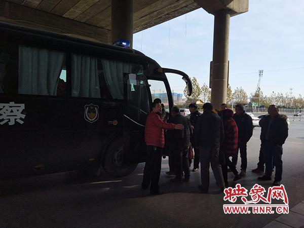 警方調(diào)來車輛，將超載人員轉(zhuǎn)運(yùn)走