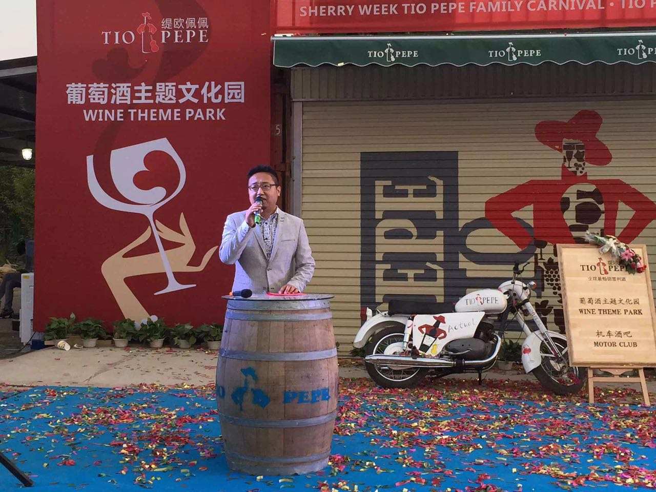 我們的巖歐巴出場(chǎng)嘍！真的是迷倒臺(tái)下一片！