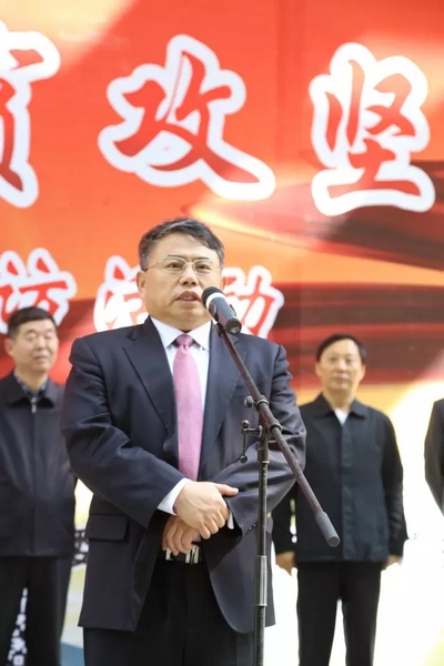 省委宣傳部副部長、省新聞出版廣電局局長朱夏炎宣布《打贏脫貧攻堅戰(zhàn)》大型采訪活動正式啟動。
