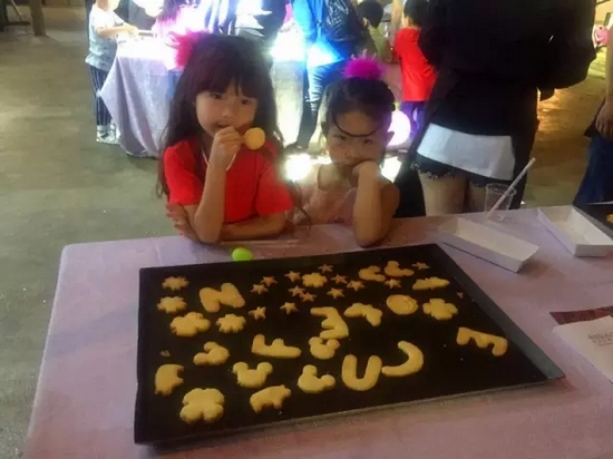 烤制好的餅干，發(fā)揮想象力，畫上美麗的圖案