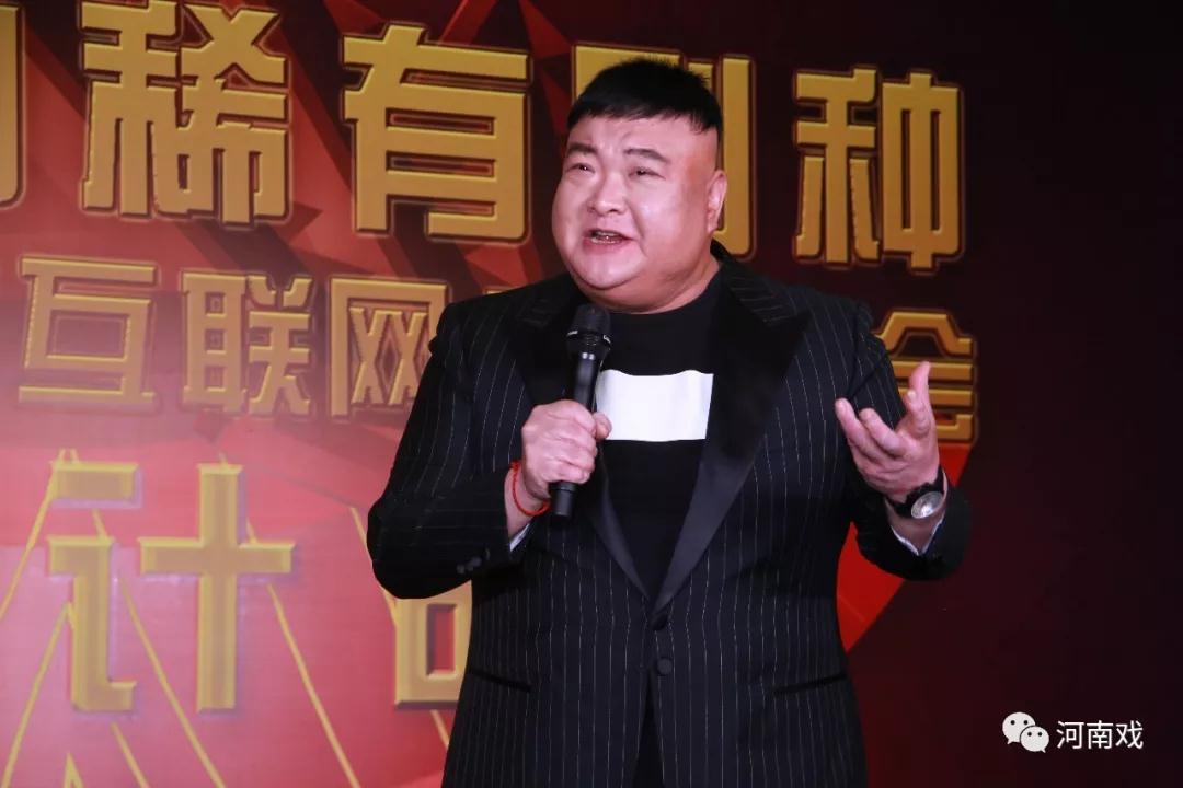 中國曲藝家協(xié)會副主席、著名相聲表演藝術(shù)家范軍作為藝術(shù)家代表致辭，并演唱稀有劇種太康道情《王金豆借糧》