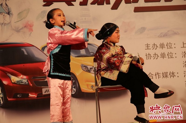兩個小演員的表演活潑，惹得觀眾連連叫好。