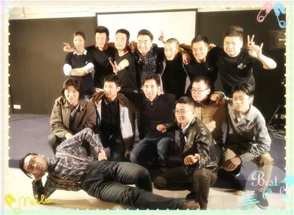 表演結(jié)束，看這哥們兒，為了和演員合影也是蠻拼的！