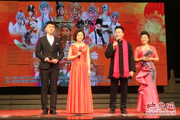 戲迷春晚主持人月陽(yáng)（右二）、李亞楠（右一）、王巖（左二）、王曉凡（左一）