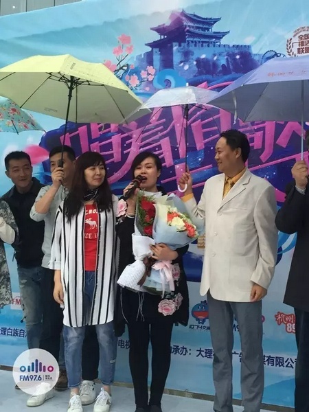 海波瞞著妻子，請來妻子的家人，耿梅驚喜感動，喜極而泣~