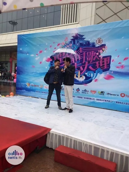 這位男士向遠在家鄉(xiāng)的妻子隔空表白，勇氣真是大大的，您對妻子的愛，已經(jīng)超越萬水千山。