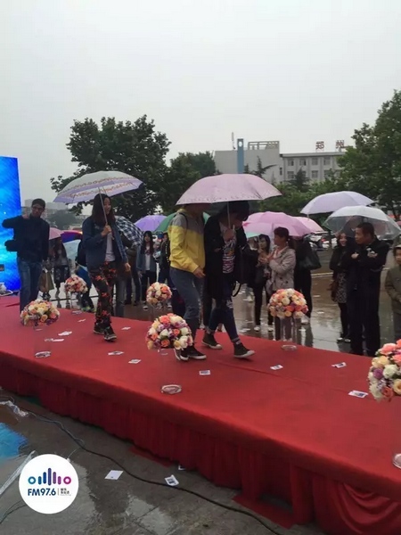 　　好友從屏幕后面走出來，他們特意從陜西、平頂山趕來為兩人送出祝福。