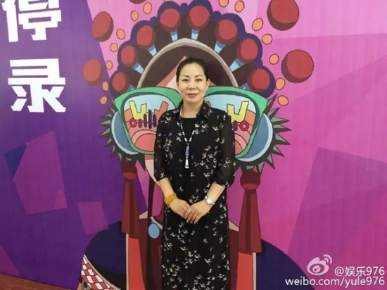 河南大愛劇團代表張艷紅講述自己帶領團里的演員參與挑戰(zhàn)的故事。
