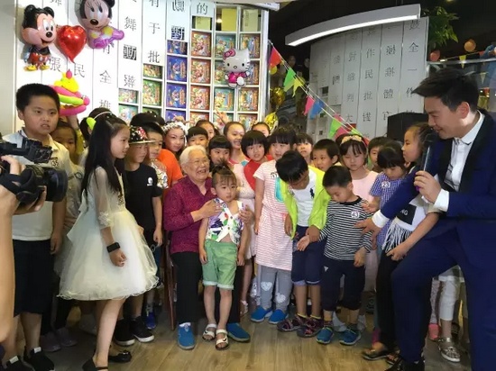 　　豫劇表演藝術家高潔老師和孩子們在一起，講述自己和戲曲的故事，祝福所有的小朋友節(jié)日快樂。