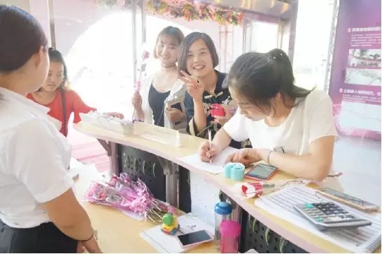 到場嘉賓均獲得巧克力一盒，女士另外還獲得獲得玫瑰花一支。