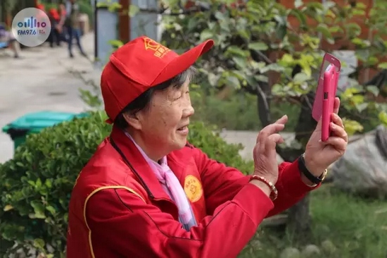 爺爺奶奶叔叔阿姨被盛運(yùn)莊園的景致吸引，紛紛拍照留影