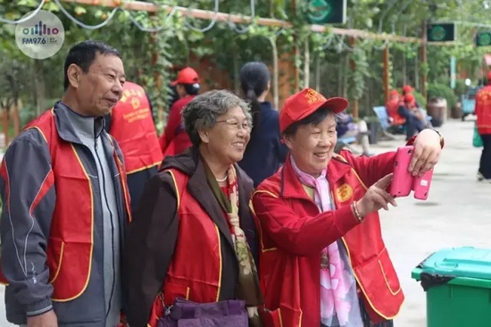 爺爺奶奶叔叔阿姨被盛運(yùn)莊園的景致吸引，紛紛拍照留影