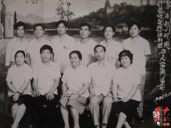 上世紀80年代袁秀蓮所在的許昌越調(diào)劇團主要演員演出結束與劇院工作人員留影