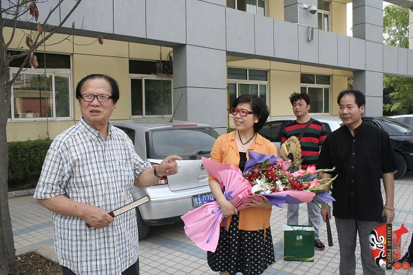  左起：著名豫劇表演藝術(shù)家賈庭聚、河南電臺戲曲廣播總監(jiān)木子、唐派再傳弟子郭志成等待看望馬云玲女士