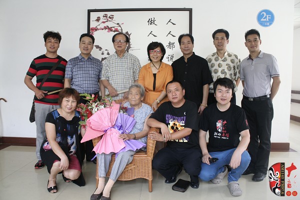 著名豫劇表演藝術(shù)家賈庭聚（后左三）與眾弟子及河南電臺戲曲廣播總監(jiān)木子（后中）、戲曲廣播品牌部主任月陽