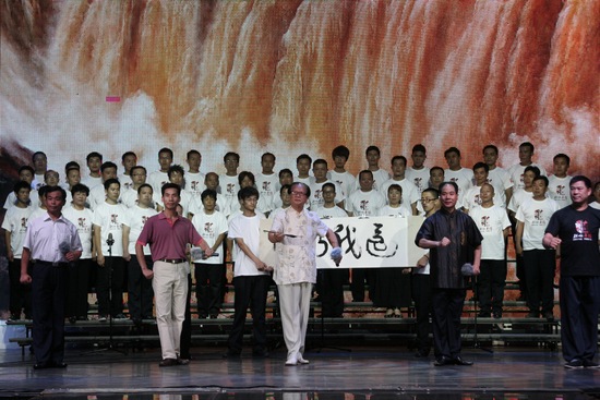 著名表演藝術(shù)家、唐派傳人賈廷聚（中），率眾弟子演唱唐派經(jīng)典名段《還我河山》