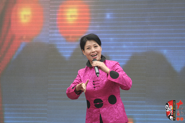 著名曲劇表演藝術(shù)家、中國戲劇梅花獎獲得者方素珍演唱曲劇《風(fēng)雪配》選段“今日是我出閨的前一天晚上”