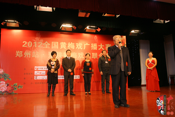 選手五人一組上臺表演，臺上為第一組選手