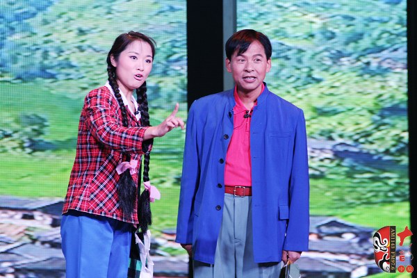 第二場，河南省豫劇三團(tuán)優(yōu)秀演員劉海功（右）飾栓保，安陽市票友景永芳（左）飾銀環(huán)