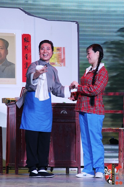 第三場，河南電臺戲曲廣播總監(jiān)木子（左）飾栓保娘，《梨園星秀場》《有你就有戲》主持人媛媛（右）飾銀環(huán)