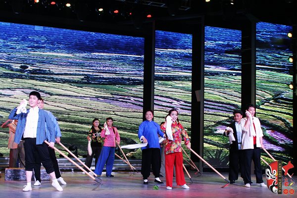群眾勞動(dòng)場面，劇中演員包含票友、專業(yè)演員、戲迷