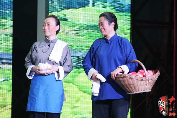 第七場，河南電臺戲曲廣播副總監(jiān)、中國播音主持金話筒獎(jiǎng)獲得者張彤（左）飾栓保娘