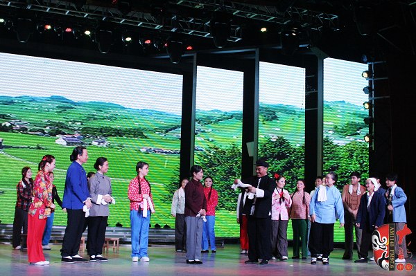 眾鄉(xiāng)親場面——包含河南電臺戲曲廣播主持人，專業(yè)戲曲演員、戲曲票友，河南電臺戲曲廣播聽眾