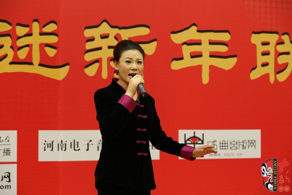 戲曲廣播主持人王唯、曉琴、丁蘭、李鋮及鄭州市曲劇團優(yōu)秀演員張娜共同表演的小品《賣鞋》