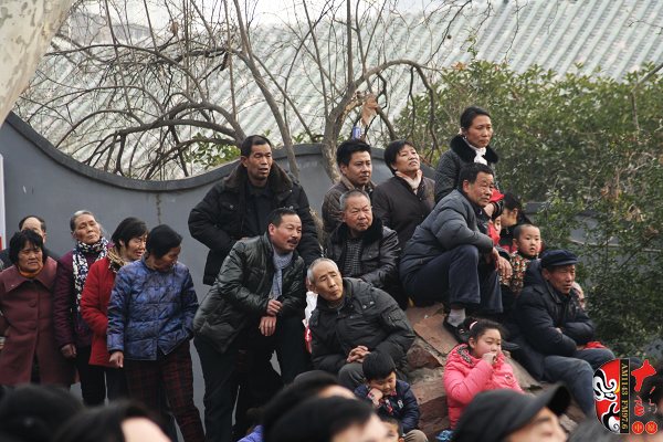 人民公園演出現(xiàn)場(chǎng)擠滿了觀眾，圖為觀眾爬上假山山頭
