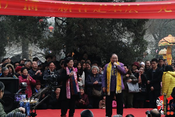 著名豫劇表演藝術(shù)家楊華瑞（左）、王善樸（右）合唱歌曲《天不下雨天不刮風(fēng)天上有太陽(yáng)》