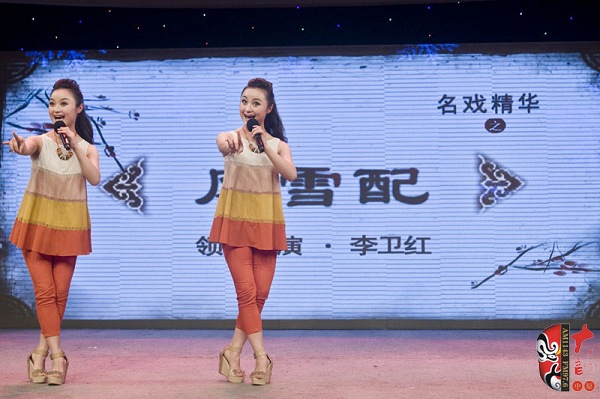 高玉明、高玉慧雙胞胎姐妹助興表演