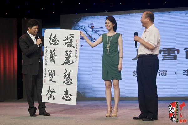 美國(guó)商會(huì)河南分會(huì)會(huì)長(zhǎng)、豫劇名票翟金城先生親自揮毫增字祝賀并當(dāng)場(chǎng)即興演出