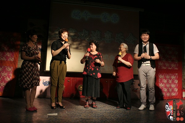 戲曲廣播總監(jiān)木子、豫劇表演藝術(shù)家楊華瑞、高潔、戲曲廣播當(dāng)家小生月陽、票友張華合作表演《朝陽溝》選段