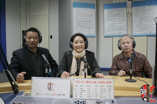 本次傳統(tǒng)古裝大戲《三哭殿》的輔導(dǎo)老師之一、著名越調(diào)演員李娟（中）及本次大戲的主要演員做客直播間