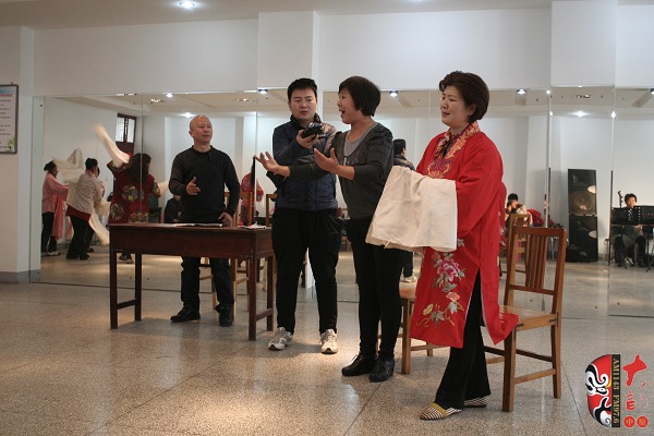 著名戲曲節(jié)目主持人、河南電臺戲曲廣播當(dāng)家小生月陽錄制現(xiàn)場花絮