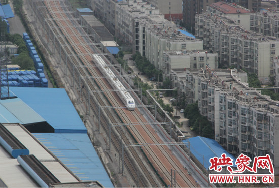 4日上午8點(diǎn)10分，隨著一聲汽笛長(zhǎng)鳴，一列“子彈頭”列車緩緩駛出鄭州車站。