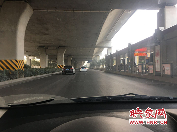 限行首日，三環(huán)橋上橋下，車輛不多，交通狀況良好。