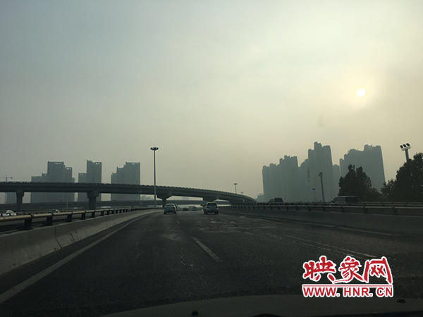 限行首日，三環(huán)橋上橋下，車輛不多，交通狀況良好。
