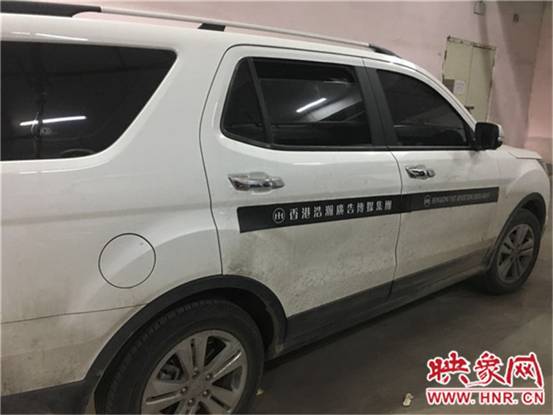 車身上按要求貼著廣告。