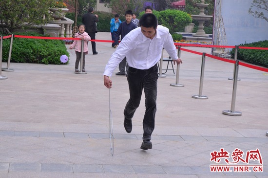 說是比賽，其實(shí)就是活力的釋放，就是開心的海洋，丟沙包、踢毽子、三人四足、滾鐵環(huán)等項(xiàng)目