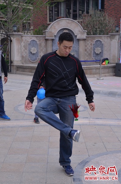 說是比賽，其實(shí)就是活力的釋放，就是開心的海洋，丟沙包、踢毽子、三人四足、滾鐵環(huán)等項(xiàng)目