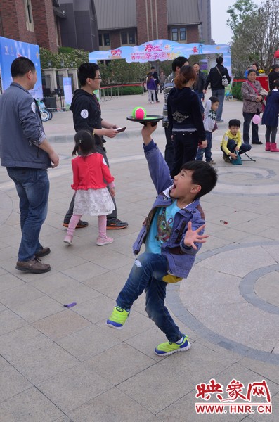 小弟弟，你玩?zhèn)€托球不用這么夸張吧，哈哈！
